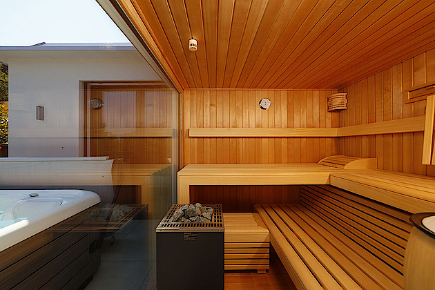 RUKU klassische Sauna im Außenbereich