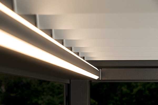 Integrierte, dimmbare LED-Stripes in Lamaxa Lamellendächern